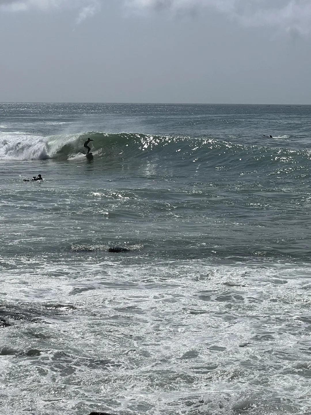 Un surfeur profite des belles vagues au surfcamp de l'île Ngor à Dakar.