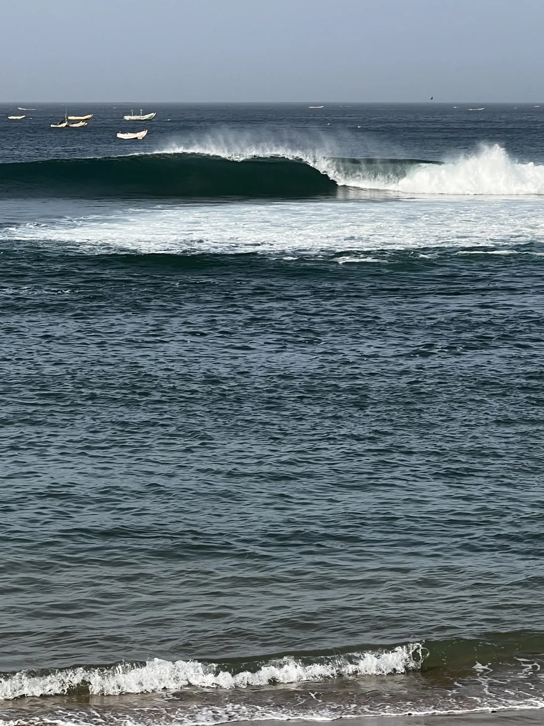 Un spot de surf célèbre avec de belles vagues à l'île de Ngor.