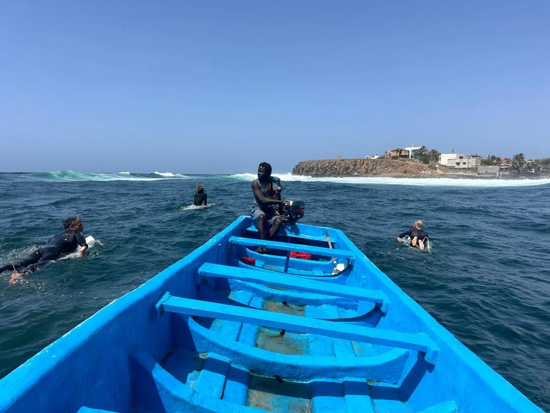 Un surfcamp au Sénégal offrant des vagues idéales pour les surfeurs.