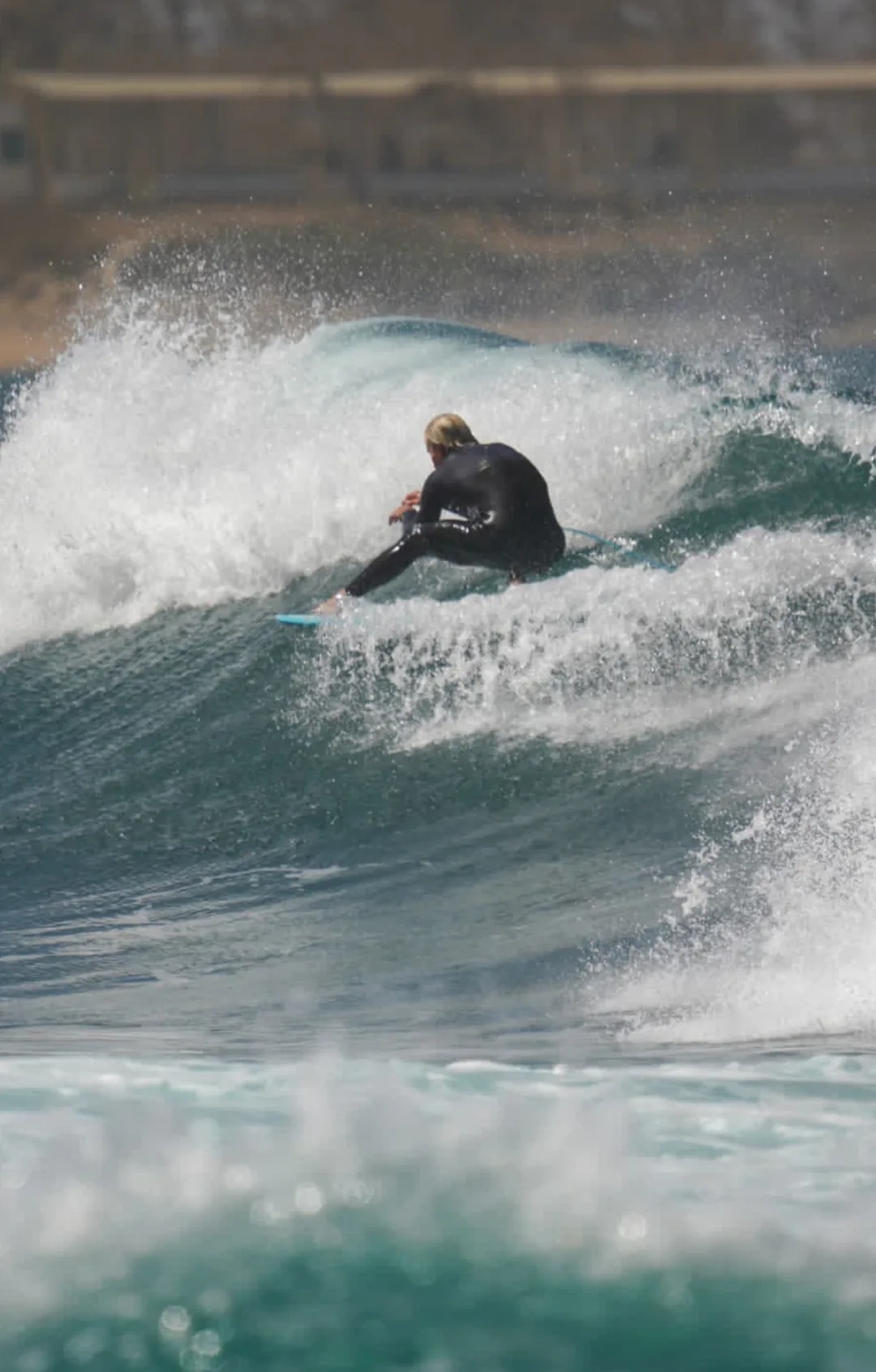 Un surfeur glisse sur une belle vague à l'île de Ngor, au Sénégal.