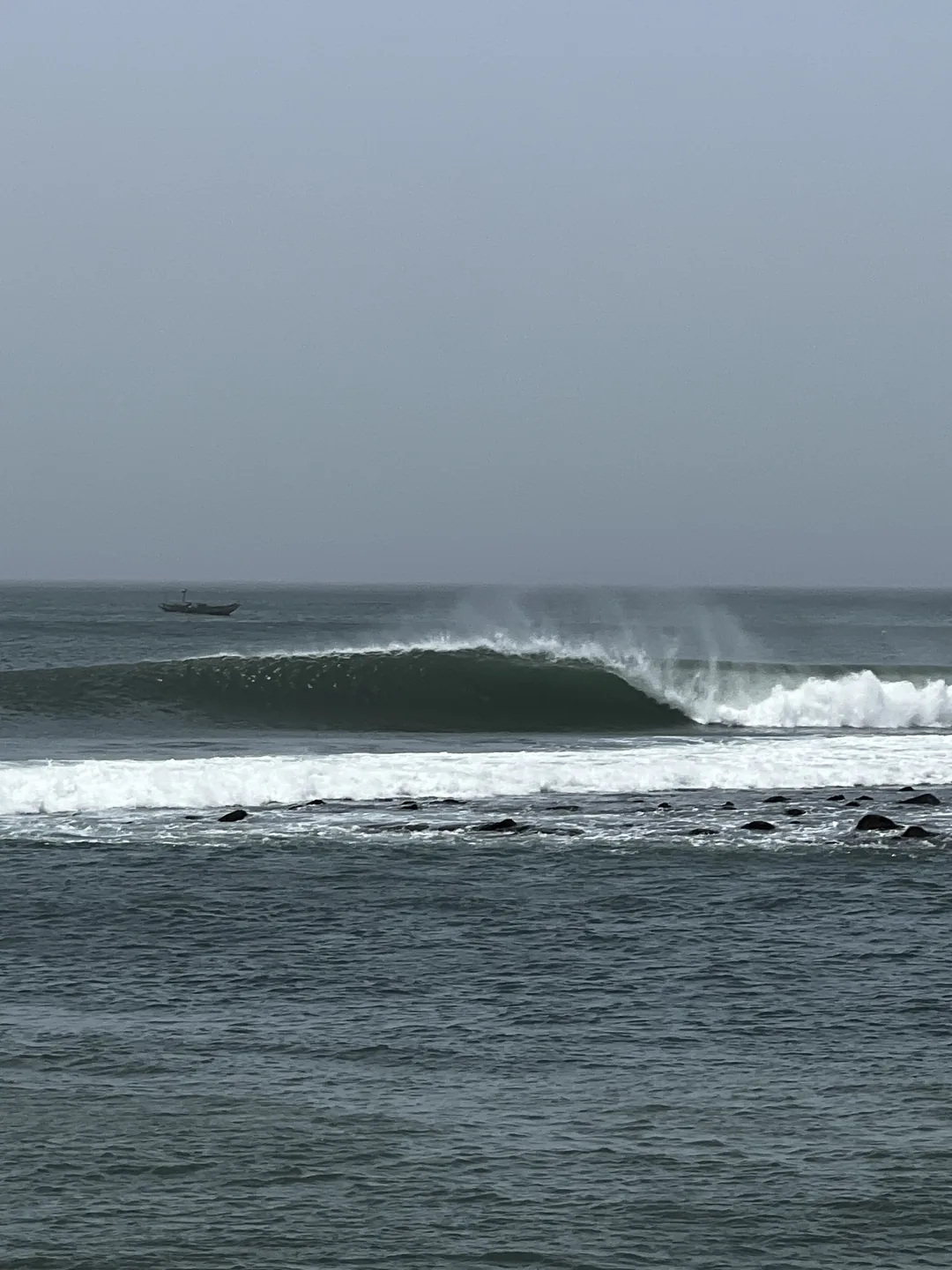 Des vagues parfaites pour le surfing à l'île de Ngor au Sénégal.