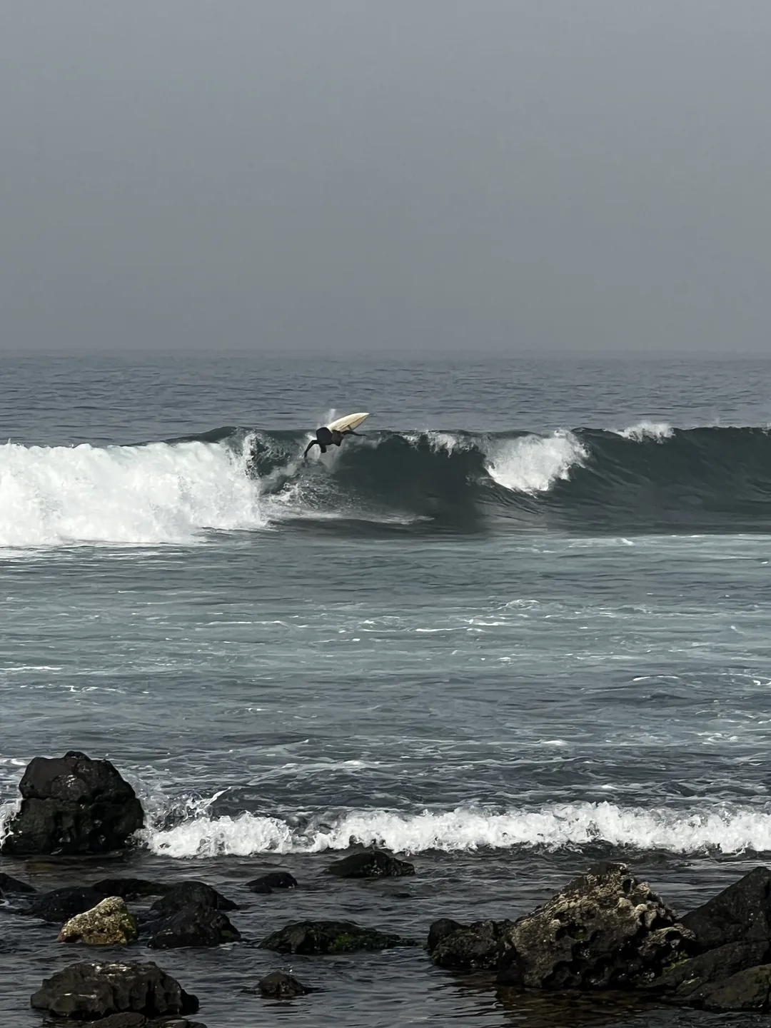 Un surfeur manœuvre sur une belle vague au Sénégal, près de l'île de Ngor.