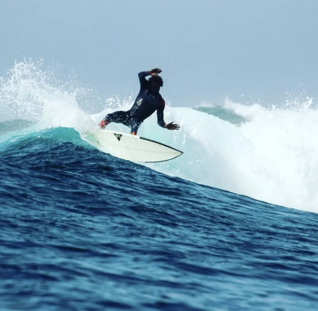 Un surfeur profite des vagues à l'île de Ngor au Sénégal.