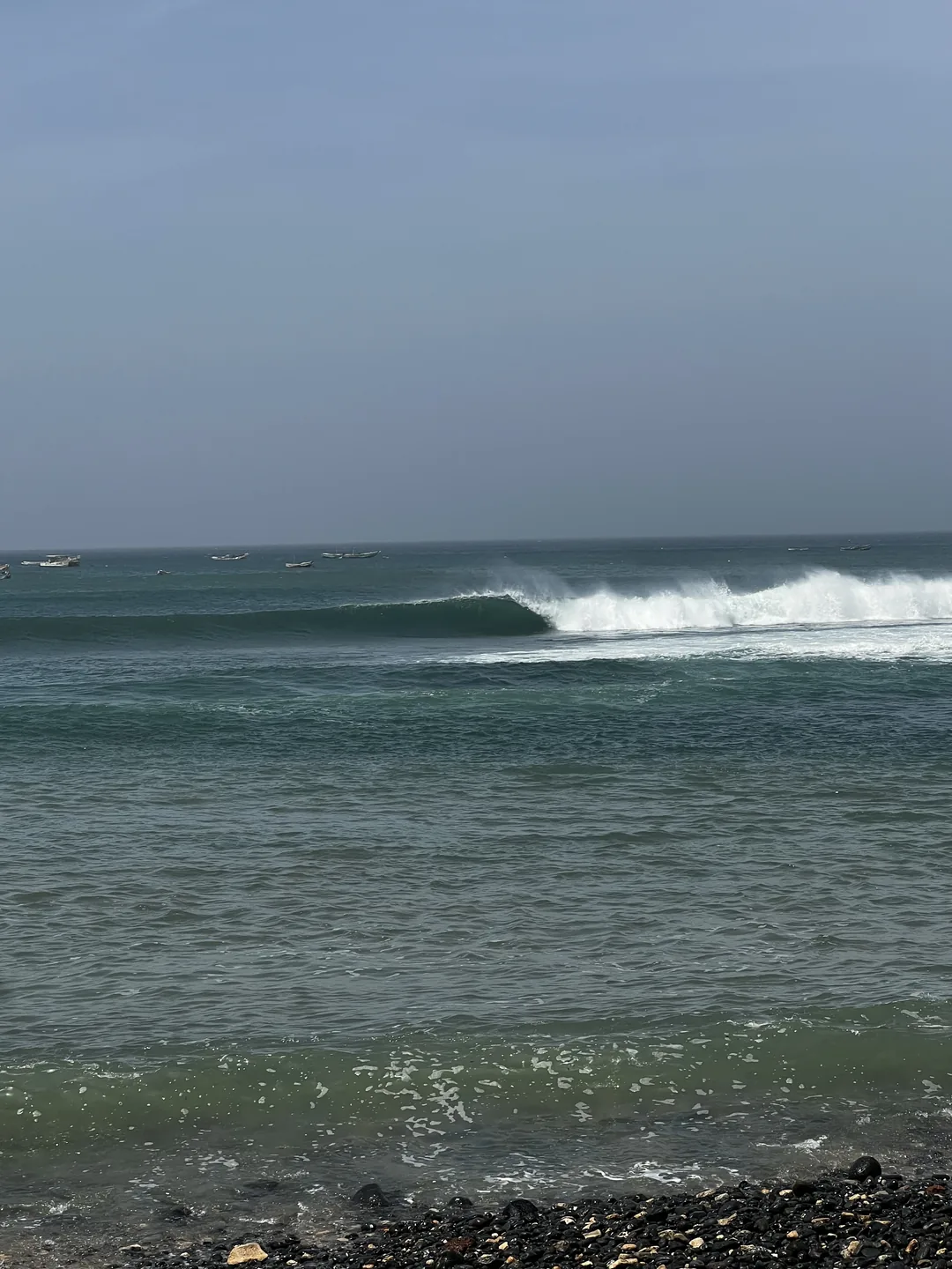 Superbes vagues à l'île de Ngor, parfaites pour le surf.