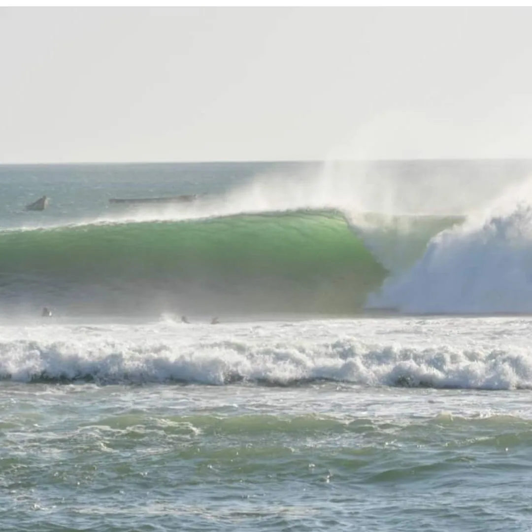 Des vagues puissantes et parfaites pour les surfeurs à l'île de Ngor.