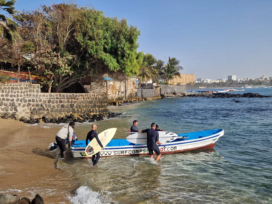 Un surfcamp animé sur l'île de Ngor, prêt pour une session de surf.