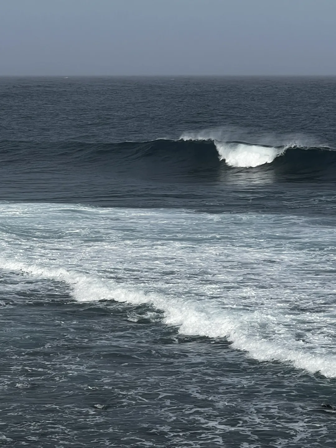 Magnifiques vagues parfaites pour le surf à l'île de Ngor, Dakar.