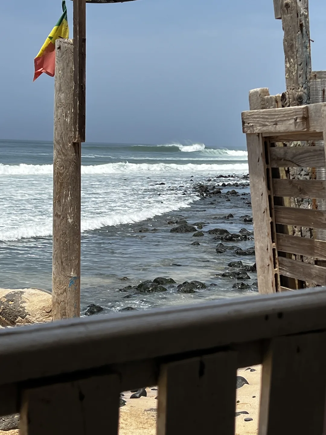Un surfcamp idyllique avec des vagues parfaites à l'île de Ngor, Dakar.