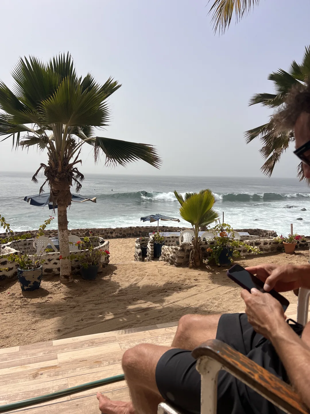 Un surfcamp paisible sur l'île de Ngor, avec vue sur les vagues de l'océan.