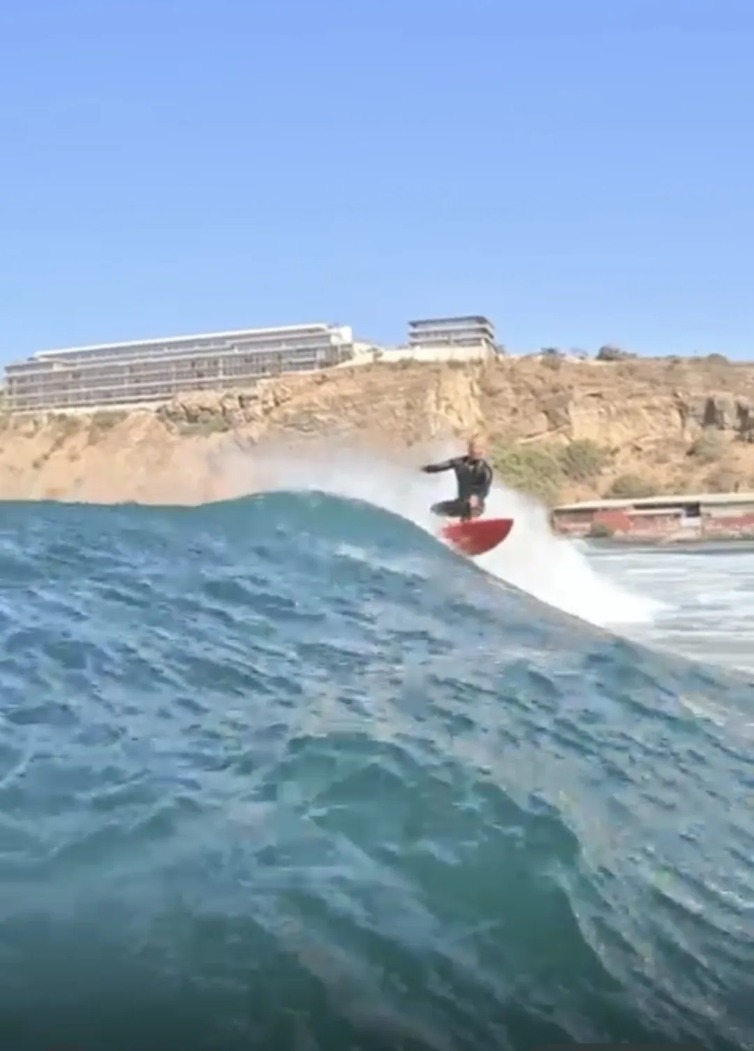 Un surfeur maîtrise une belle vague à Ngor, Dakar.
