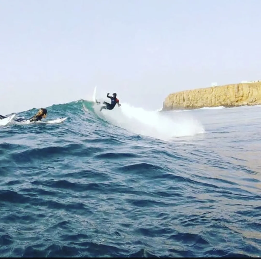 Surf et vagues parfaites au surfcamp de l'île de Ngor au Sénégal.