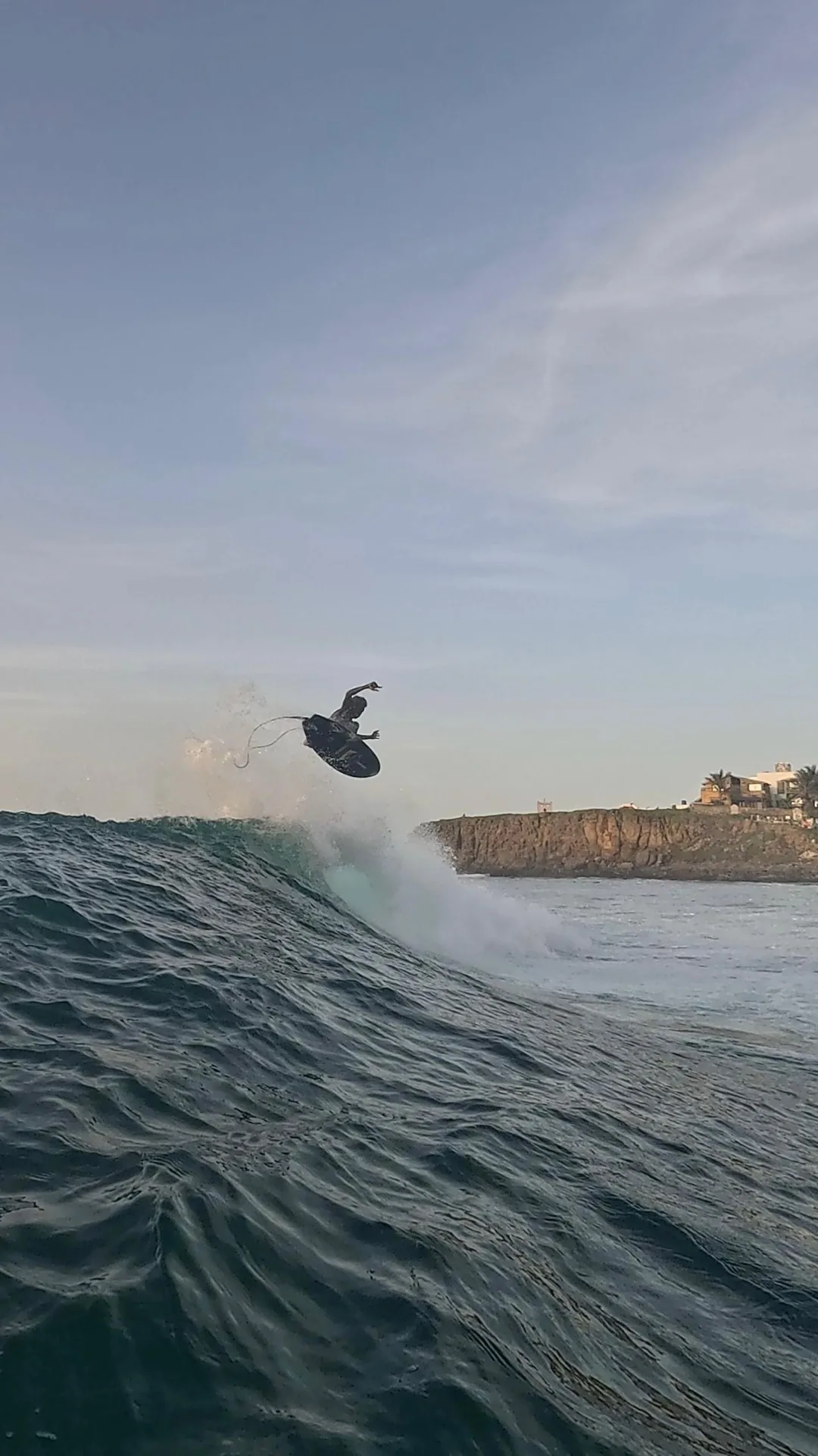 Un surfeur effectue un saut spectaculaire sur une vague à Ngor, Dakar.