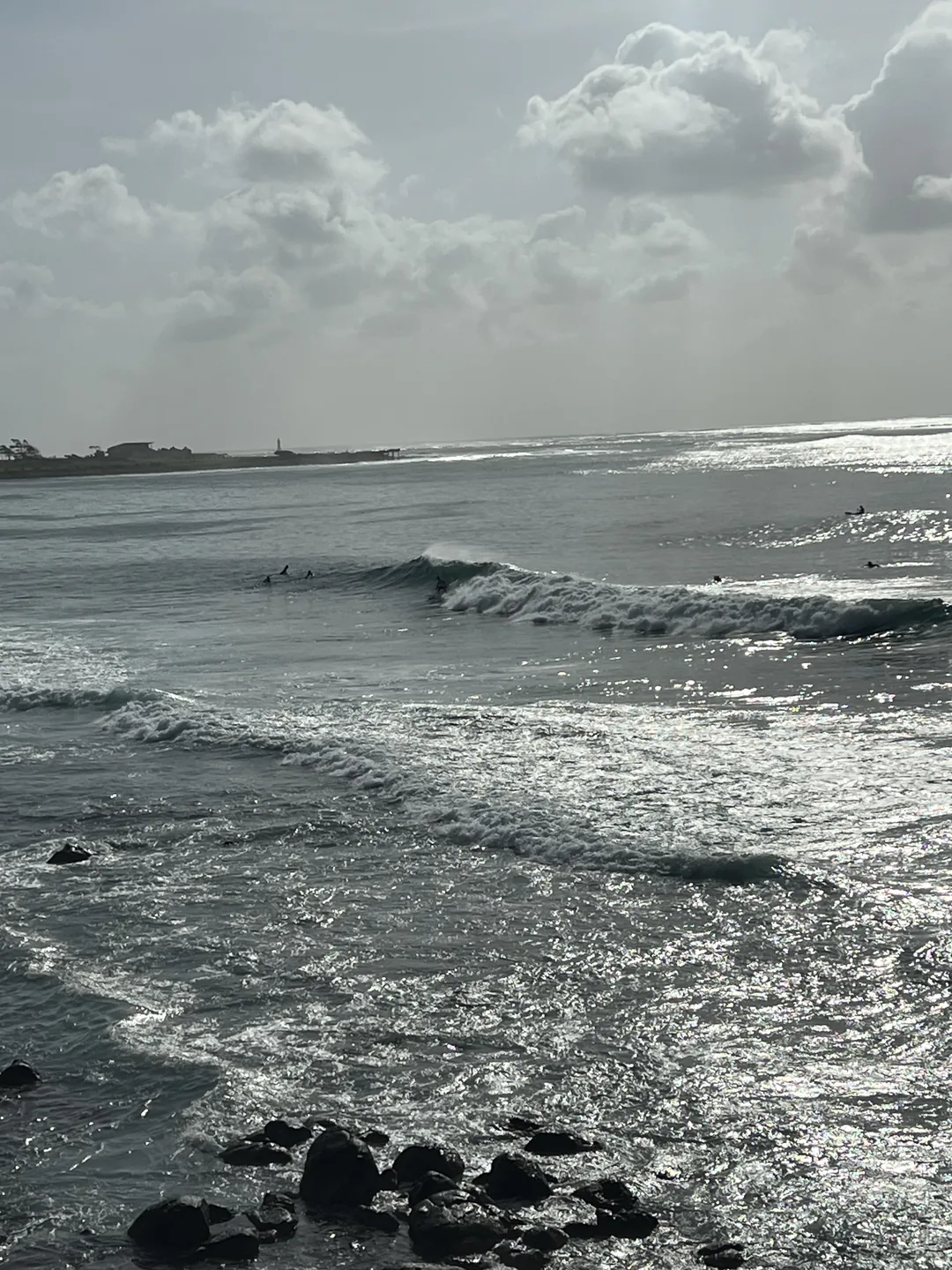 Vagues parfaites pour le surf à l'île de Ngor, Sénégal.