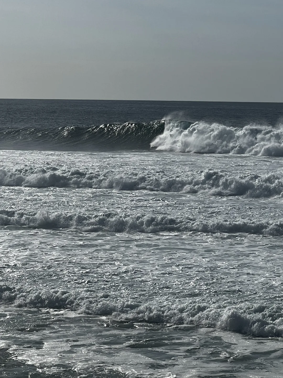 Vagues puissantes sur l'île de Ngor, parfaites pour le surf.