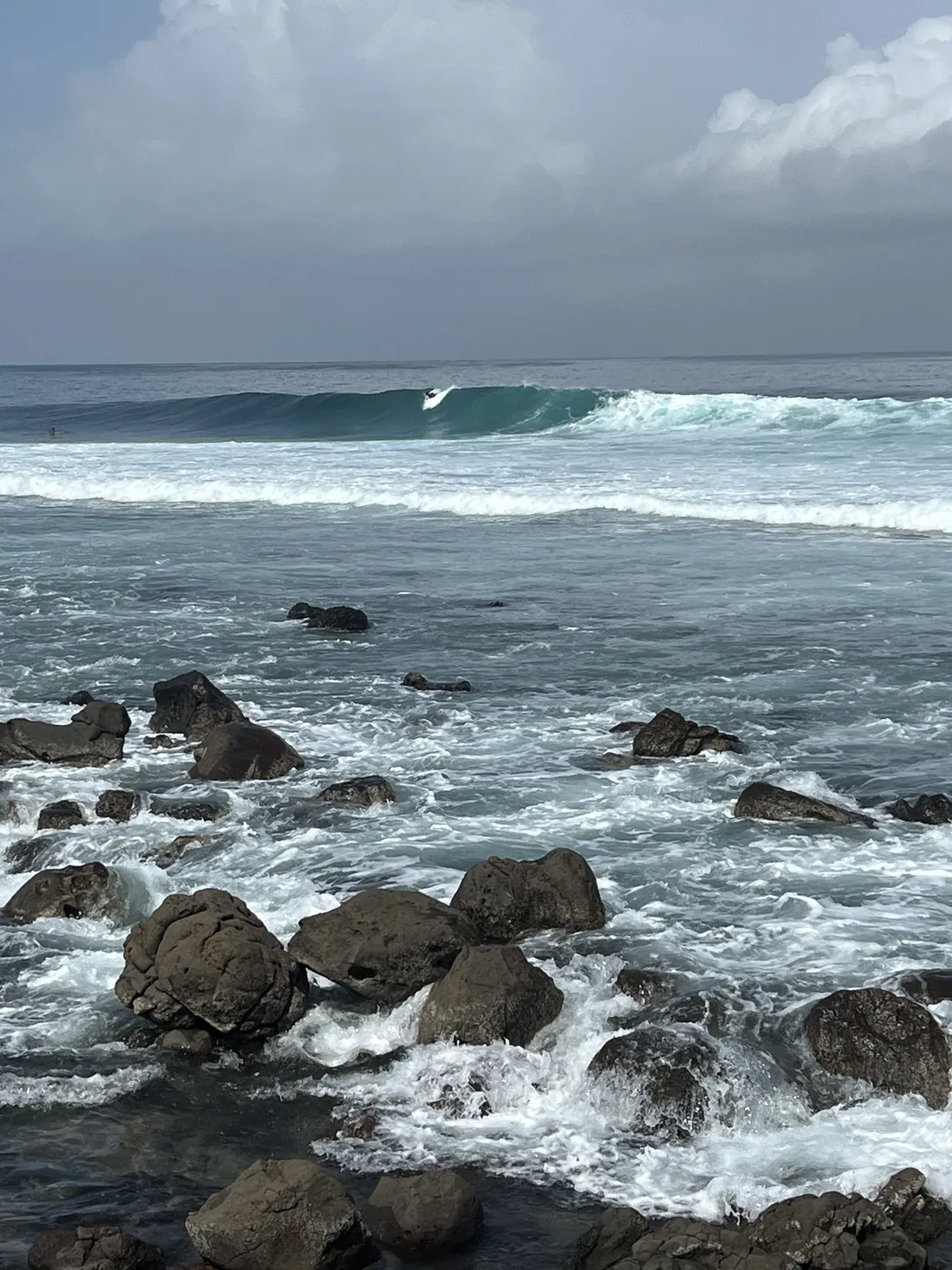 Un surfeur glisse sur une belle vague à l'île de Ngor, Dakar.