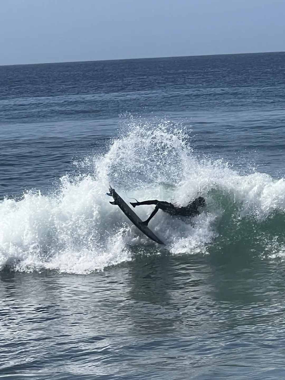 Un surfeur réalise une manœuvre sur une belle vague au Sénégal.