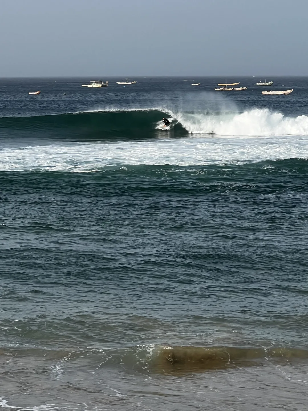 Un surfeur profite des vagues à l'île de Ngor, au Sénégal.