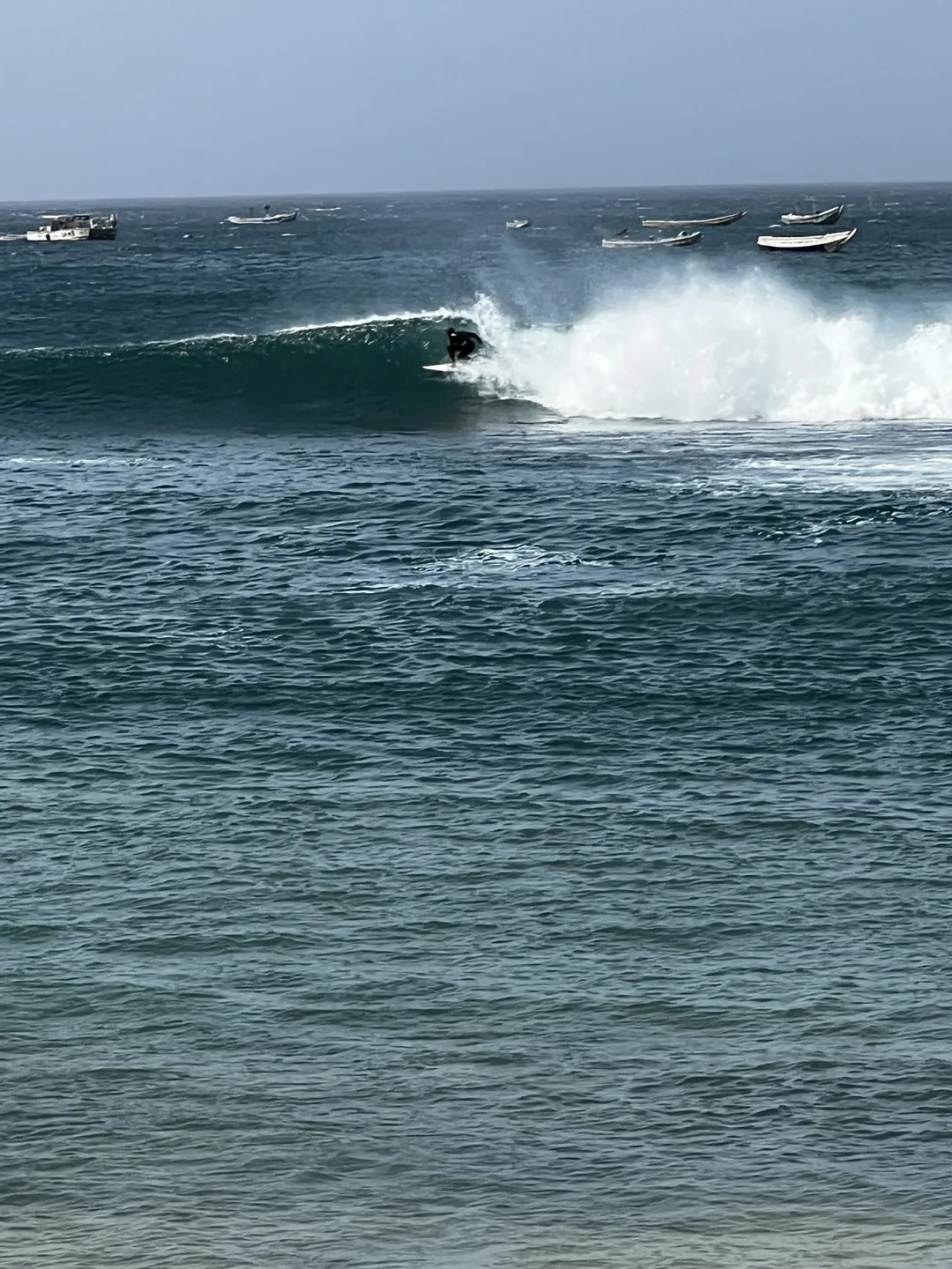 Un surfeur profite des vagues sur l'île de Ngor au Sénégal.