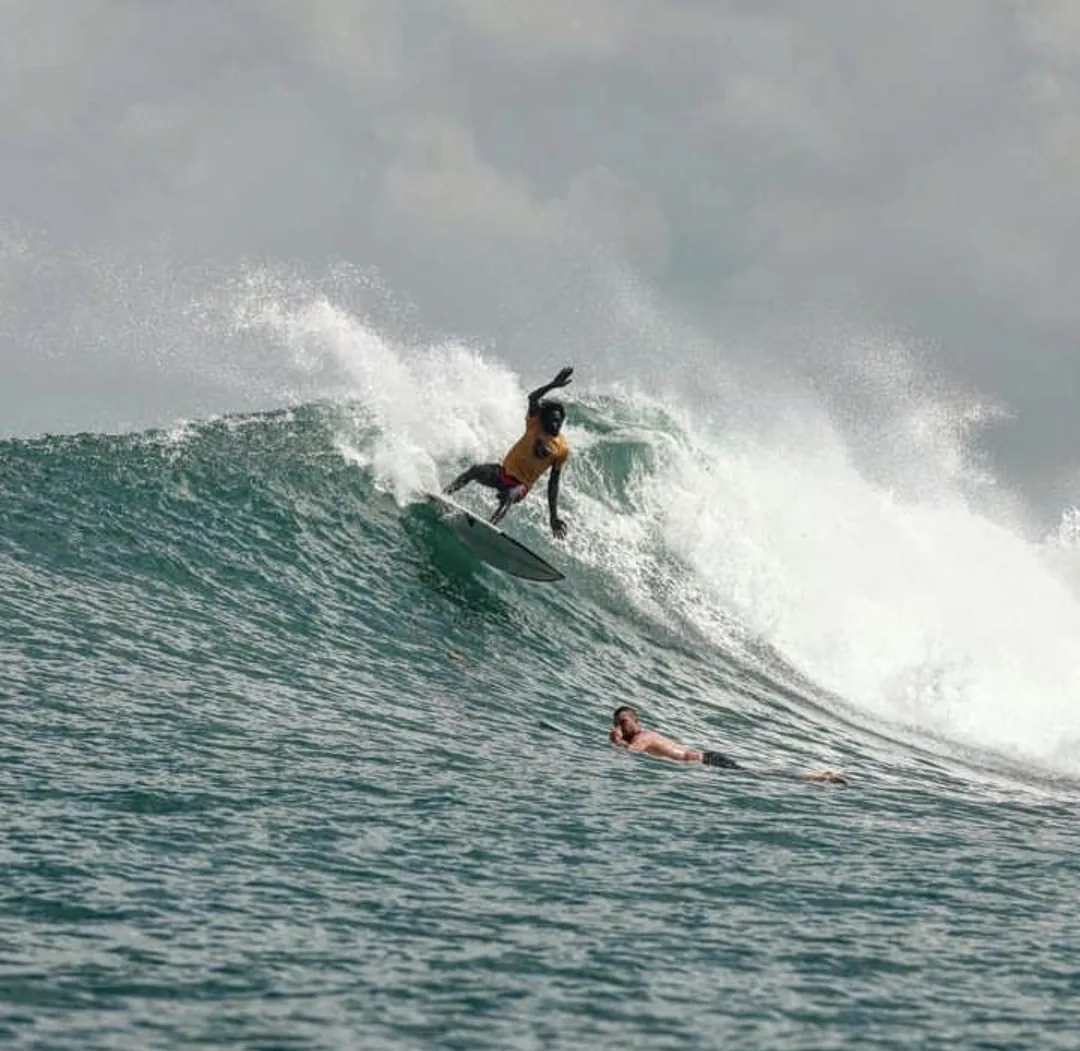 Un surfeur prend une belle vague à Ngor, au Sénégal.