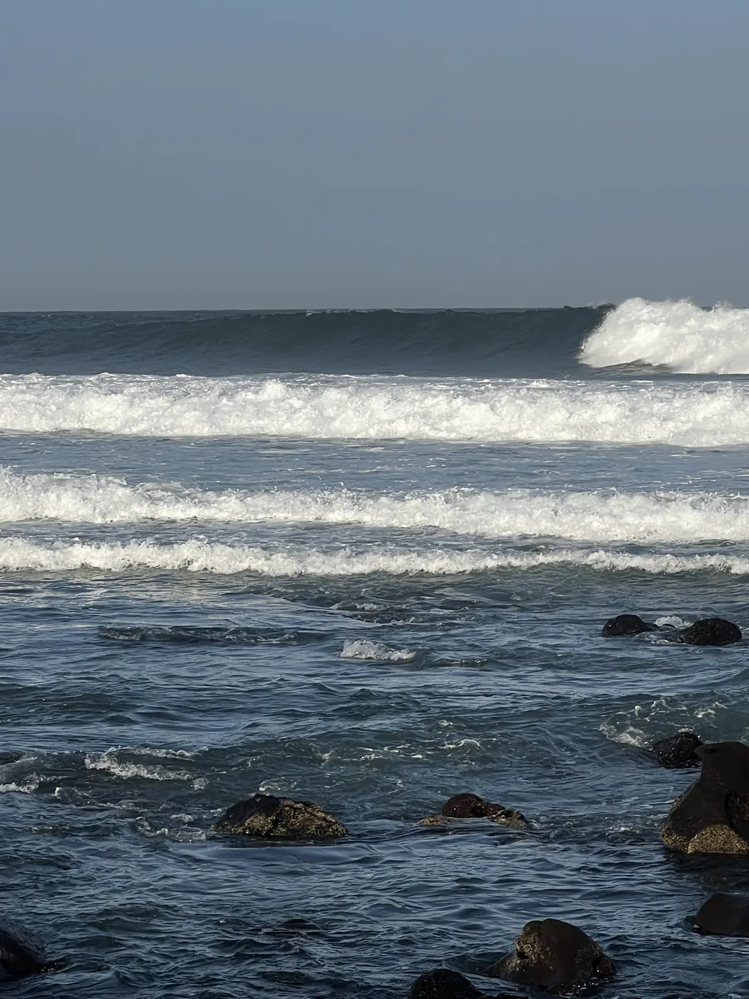 Vagues puissantes sur l'île de Ngor, parfaites pour le surf.