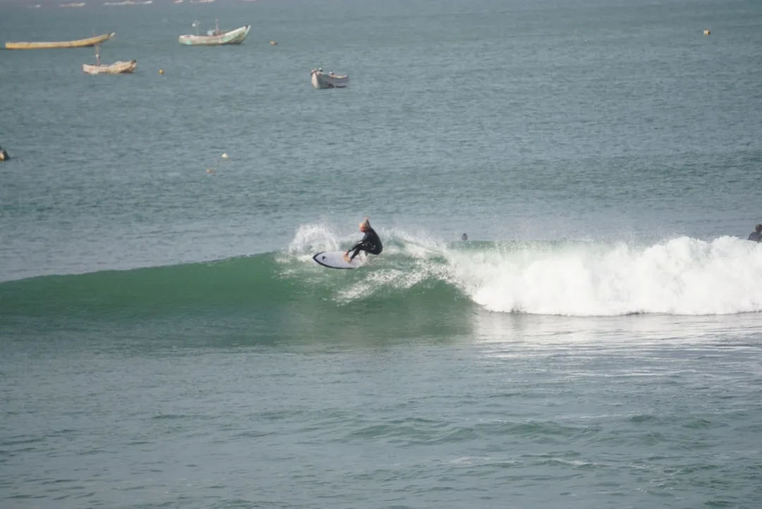 Un surfeur attrape une belle vague à l'île de Ngor au Sénégal.
