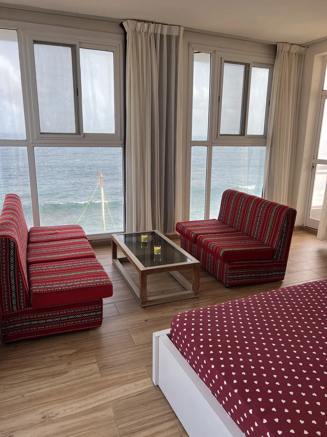Chambre confortable avec vue sur l'océan au surfcamp de l'île de Ngor.