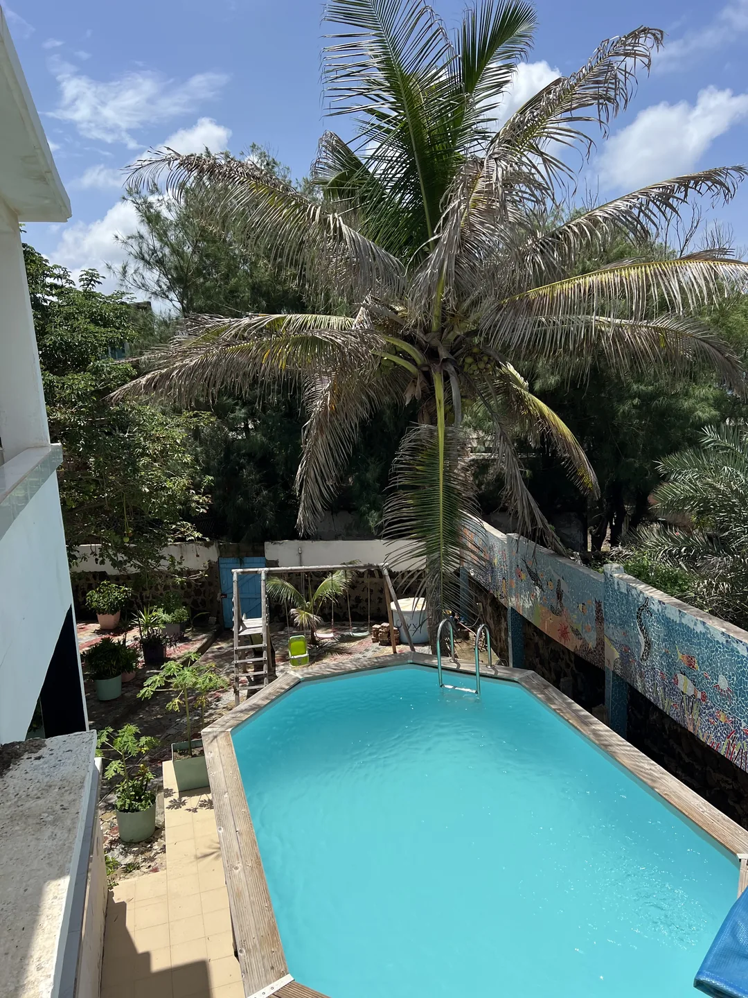 Un surfcamp serein avec piscine sur l'île de Ngor, Dakar.