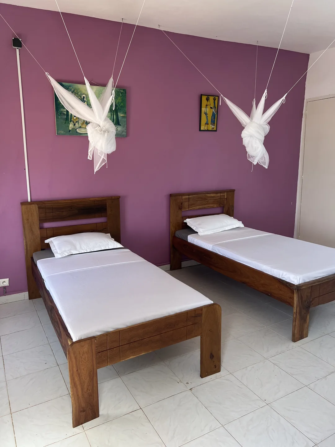 Chambres simples et confortables dans un surfcamp au Sénégal.