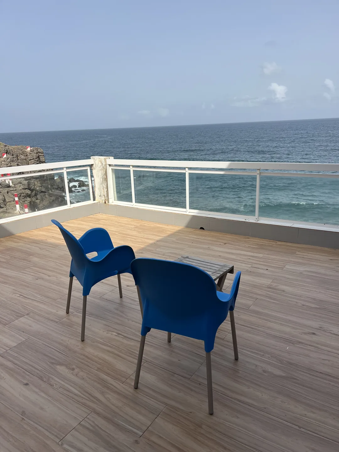 Terrasse avec vue sur l'océan au surfcamp de Ngor, Dakar.
