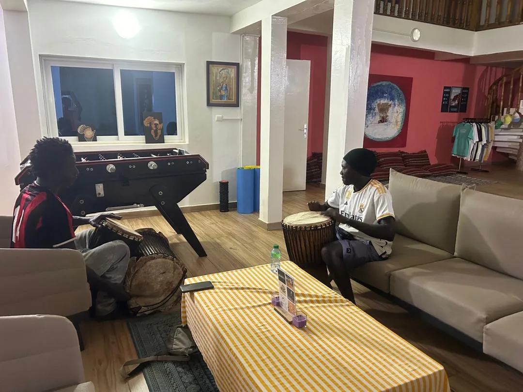 Ambiance conviviale au surfcamp de Ngor avec musique et détente.
