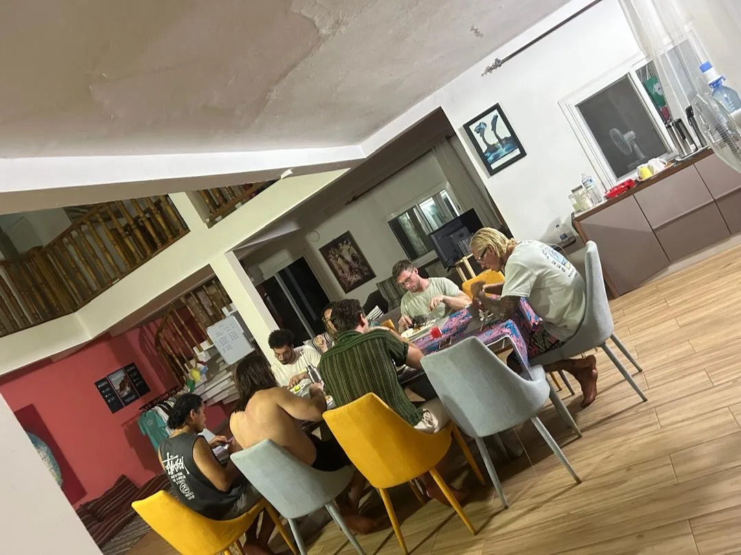 Moment convivial d'un surfcamp à Ngor, où les participants partagent un repas.