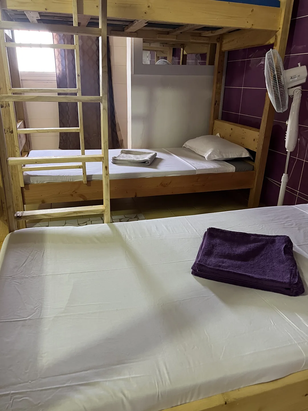 Chambres confortables pour surfeurs au surfcamp de l'île de Ngor.