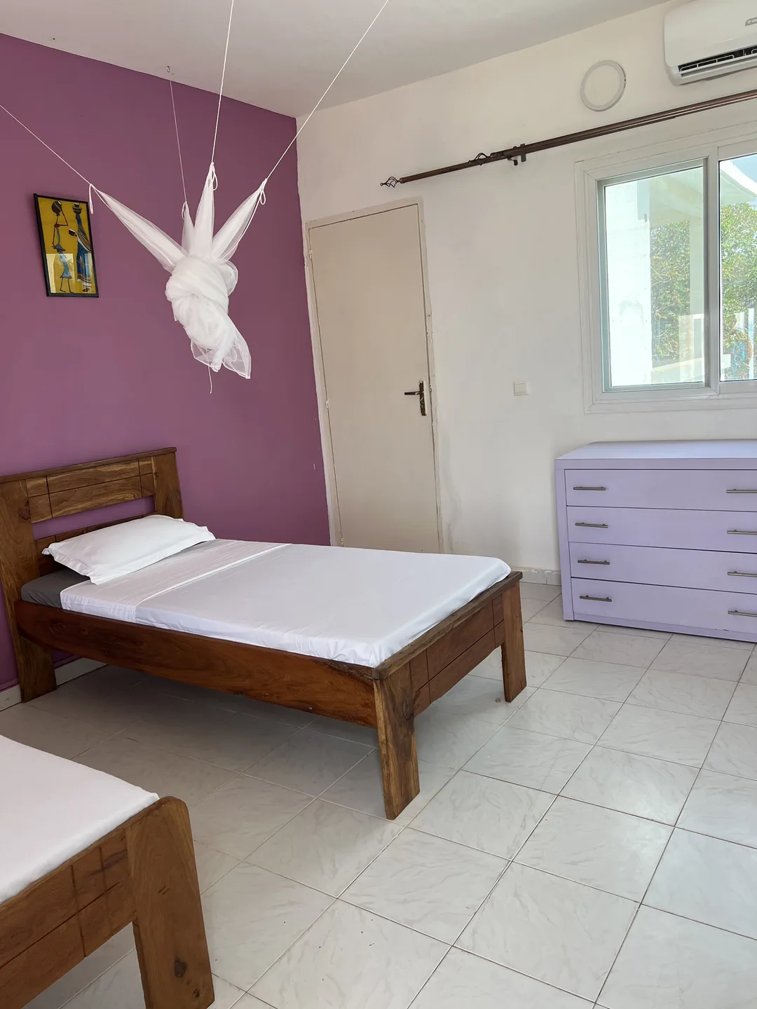 Chambre simple et lumineuse dans un surfcamp au Sénégal.