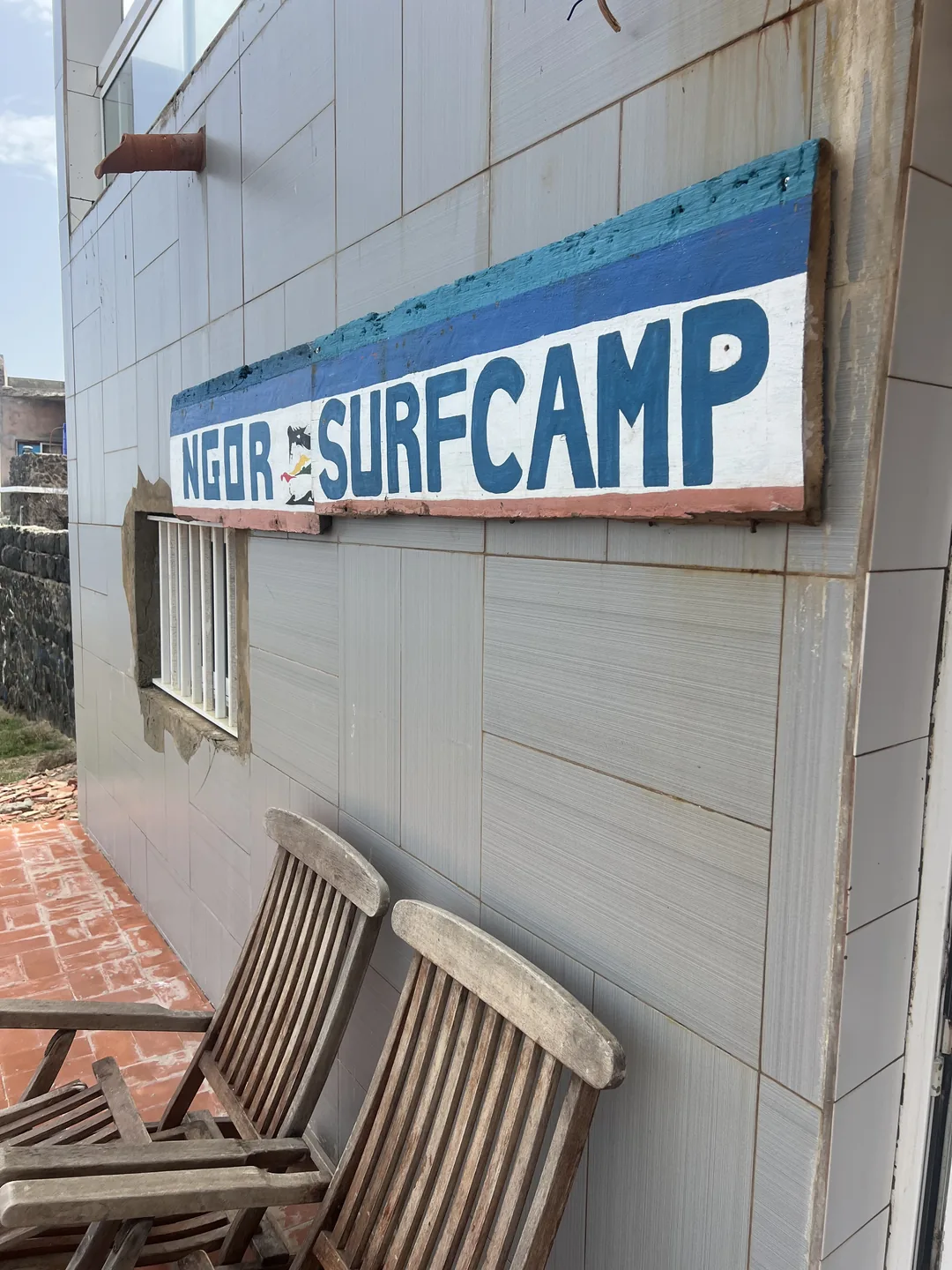 Un surf camp accueillant sur l'île de Ngor à Dakar.