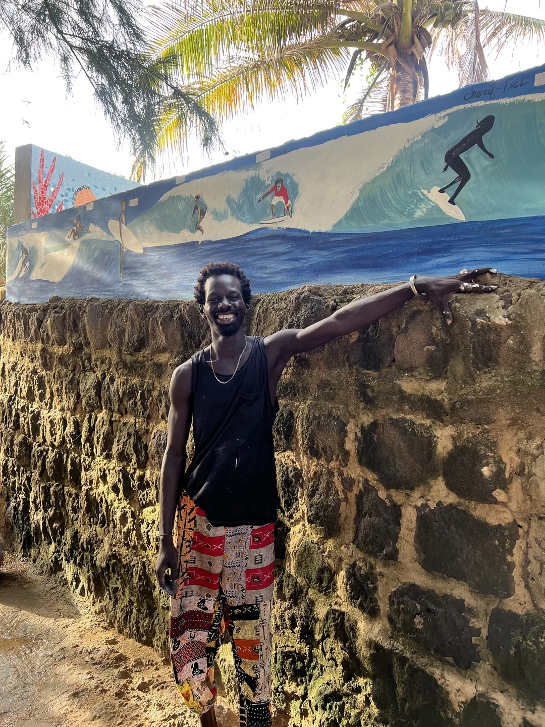 Un surfeur souriant dans un camp de surf à Ngor, Dakar.
