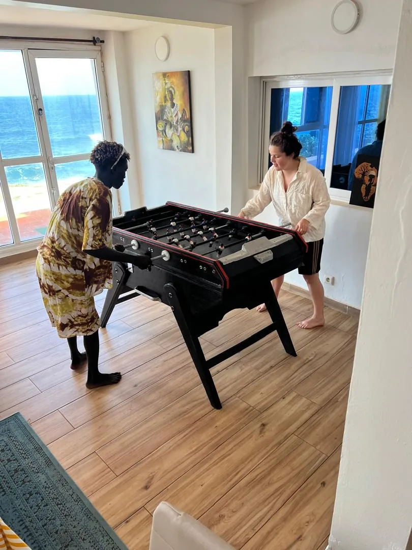 Moments de partage et de loisirs dans un surfcamp au Sénégal.