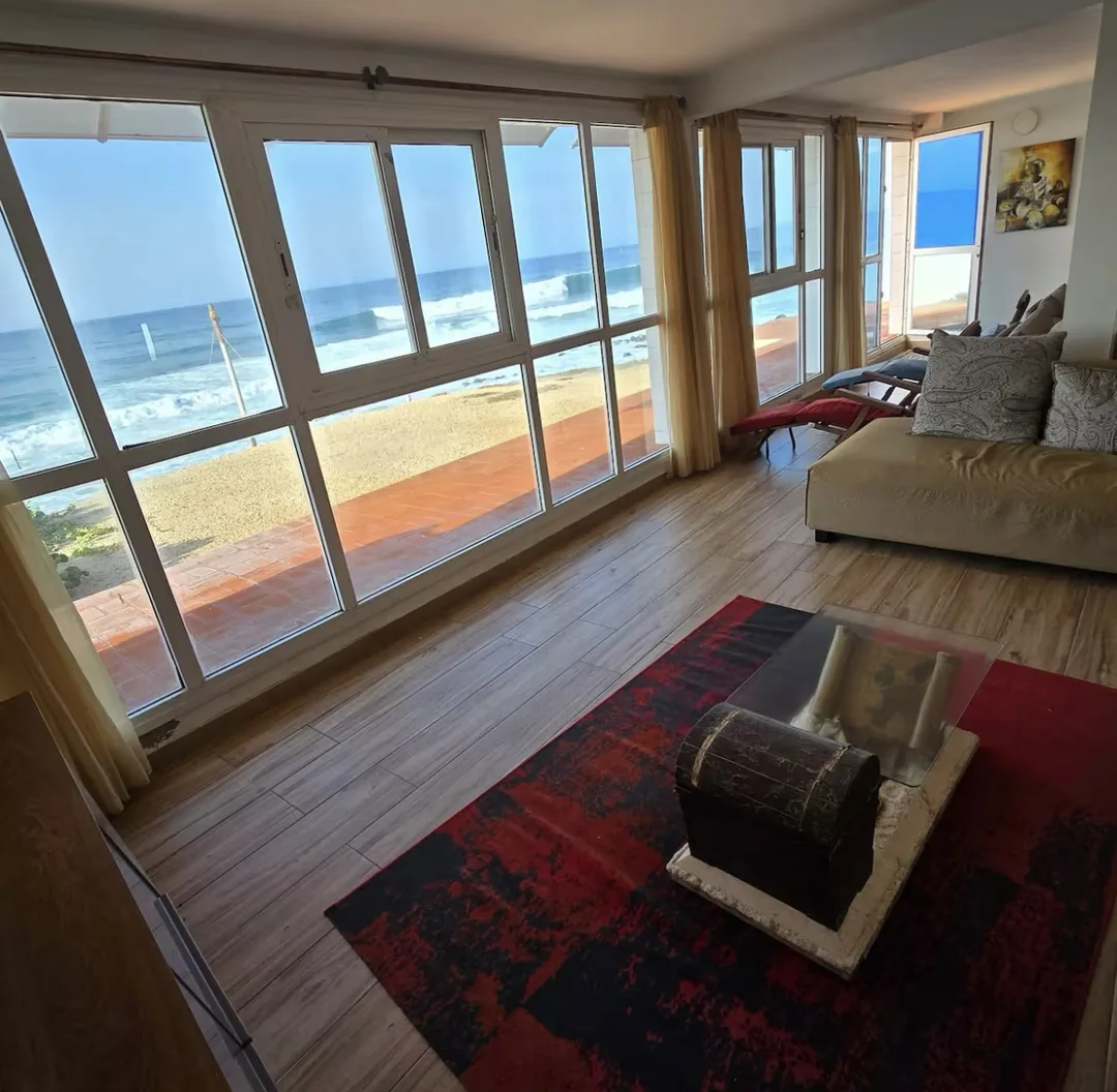 Un surfcamp accueillant avec vue imprenable sur l'océan à Ngor, Dakar.