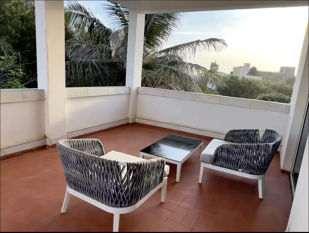 Espace détente avec vue, idéal pour se relaxer après une session de surf.