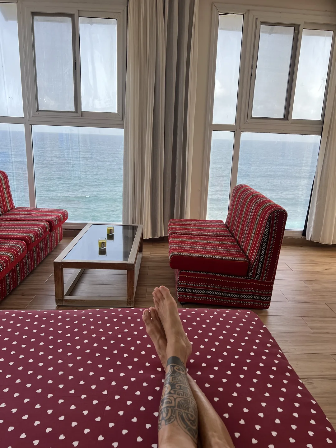Confort et vue sur l'océan au surfcamp de l'île de Ngor au Sénégal.