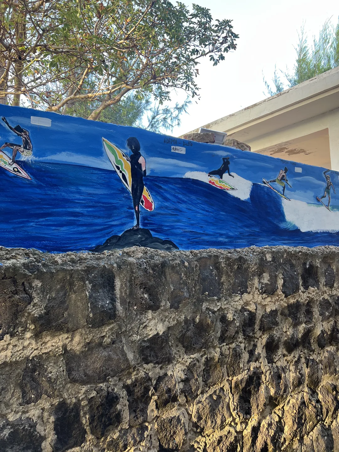 Mural représentant des surfeurs sur l'île de Ngor au Sénégal.