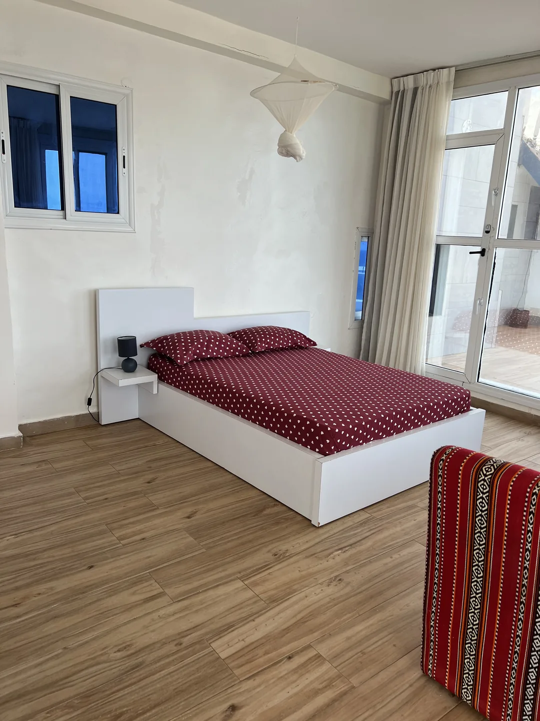 Chambre moderne et lumineuse dans un surfcamp au Sénégal.