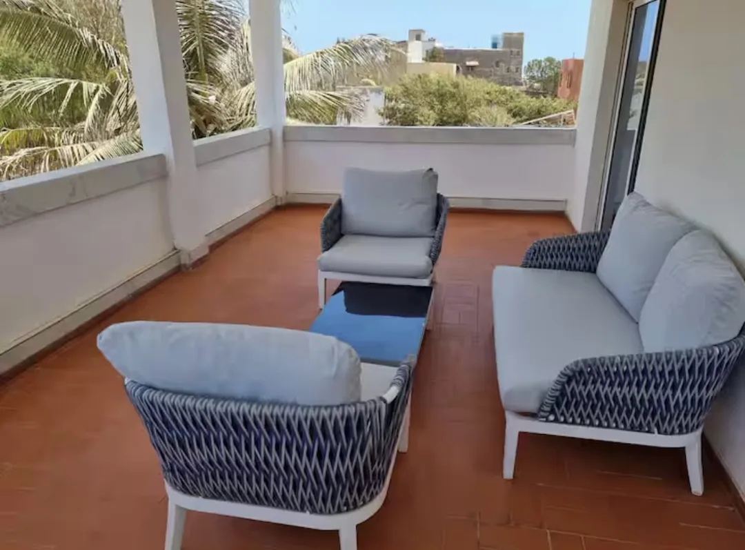 Espace détente agréable avec une vue sur l'île de Ngor.
