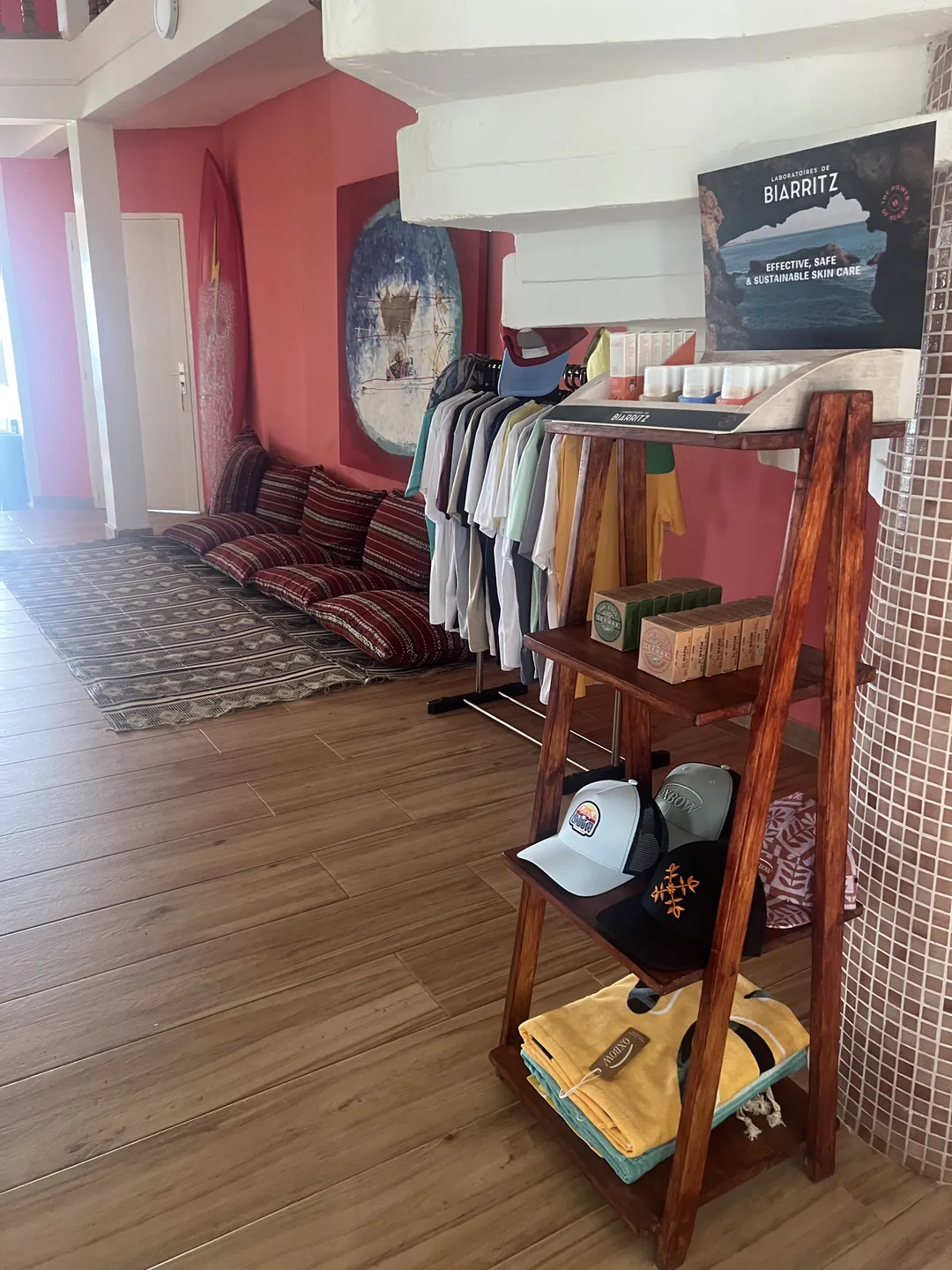 Un surfcamp accueillant avec des vêtements et accessoires pour surfeurs.