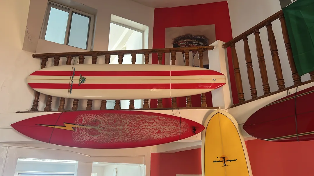 Surf camp accueillant avec des planches colorées au décor chaleureux.
